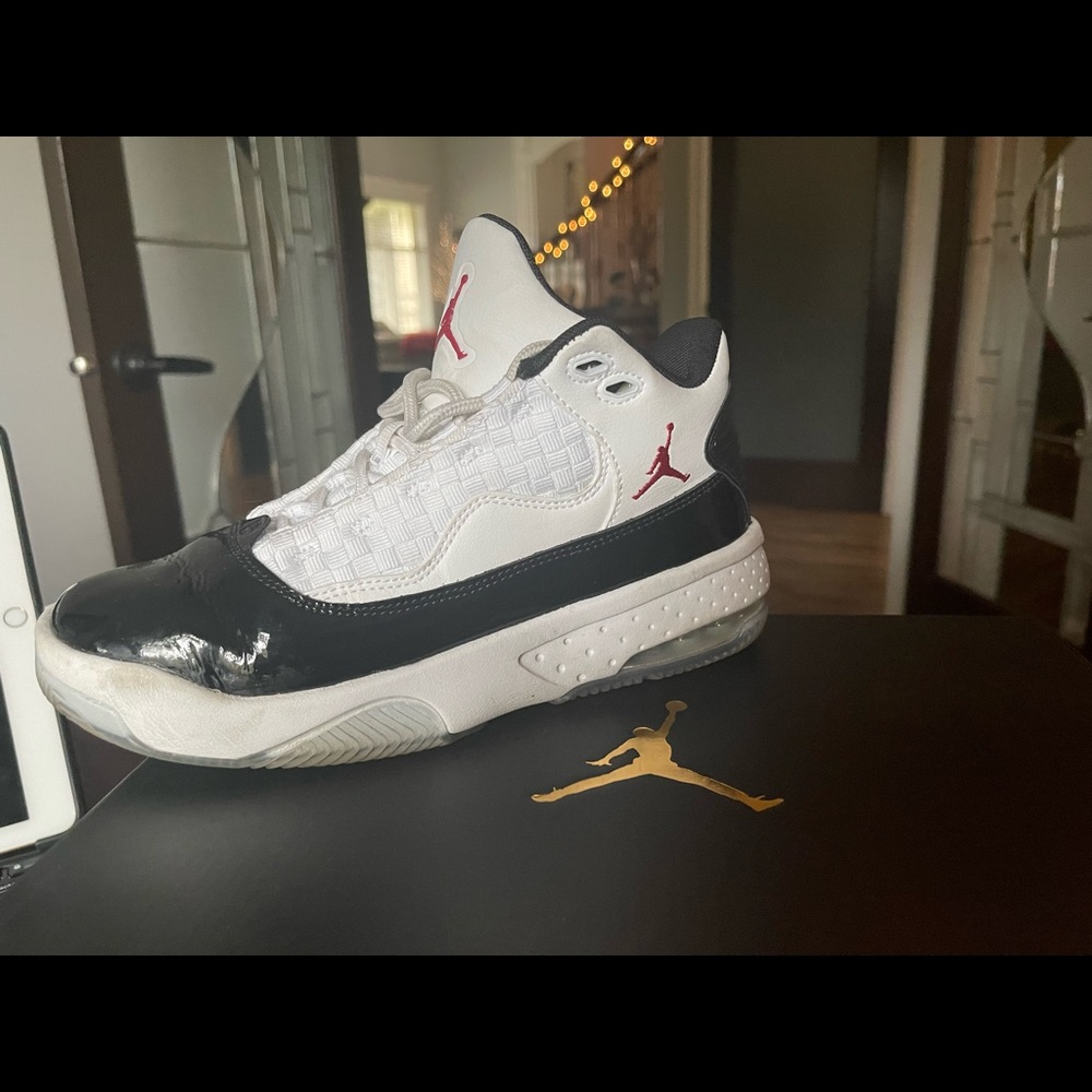 Air Jordan max aura2 youth size 4